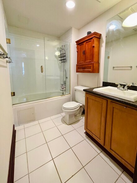 Master bathroom - 4540 Lindell Blvd
