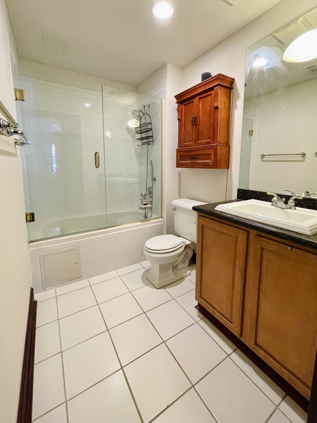 Master bathroom - 4540 Lindell Blvd