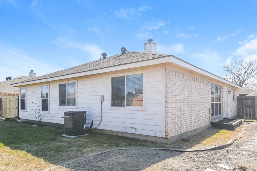 Building Photo - 1121 Sandalwood Dr