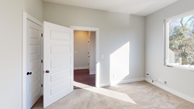 Building Photo - 3 story townhome in Seversville!