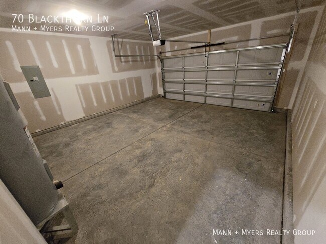 Building Photo - 70 Blackthorn Ln