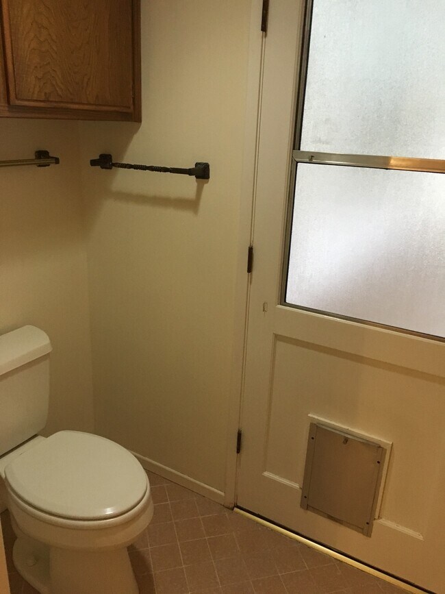 Building Photo - POOL!  Nice 3+2.5 Southwest Bakersfield - Laurelglen Area