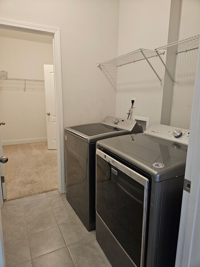 Building Photo - NEW LISTING!!!!!