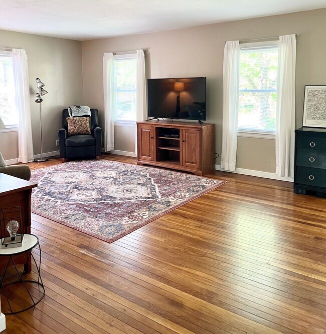 Building Photo - East Side 2 Bedroom, 1  Bath Beauty with Fenced Backyard & Hardwood Floors