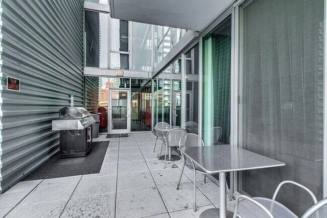 Building Photo - 659 W Randolph St