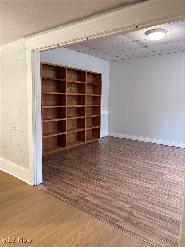 Building Photo - 1066 E 62nd St