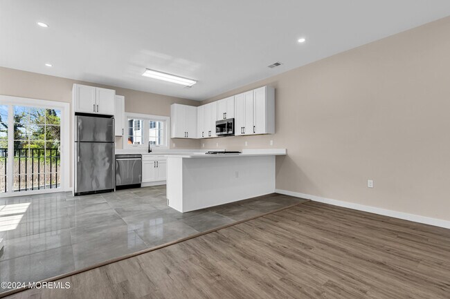 Building Photo - 333 1st St