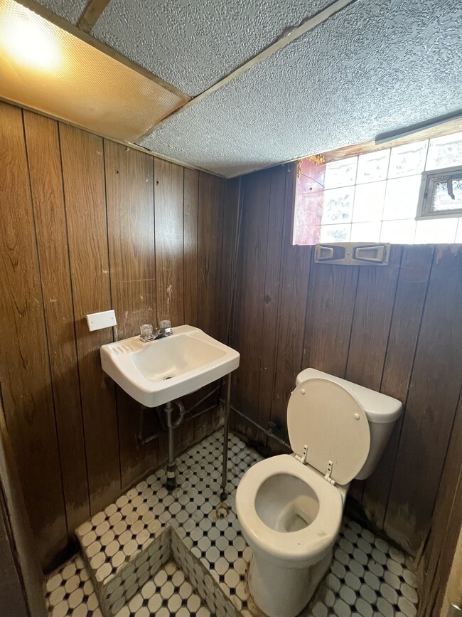 Building Photo - 1611 S Yewdall St