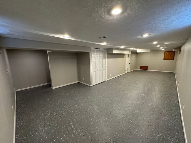 Building Photo - Downtown 3 bed 2 bath townhome *PRICE DROP*