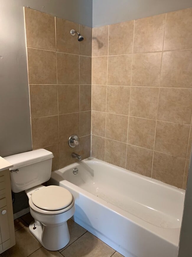 Building Photo - 2 bedroom 1 bathroom duplex with a Carport