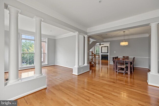 Building Photo - 5256 Bessley Pl