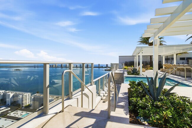 Building Photo - 220 Lake Shore Dr