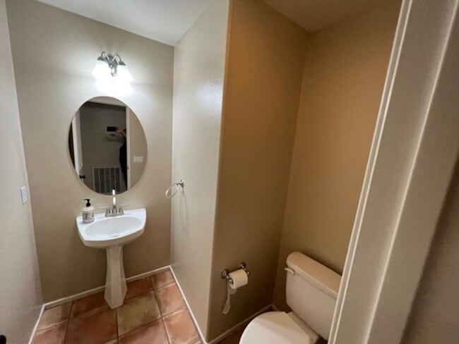 Building Photo - Rolling Hills Ranch! Spacious 4 Bedroom 2....
