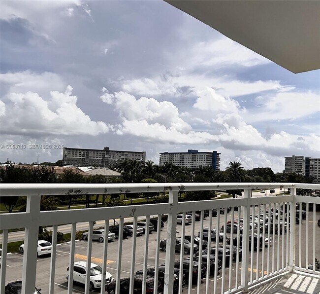 Building Photo - 4400 Hillcrest Dr