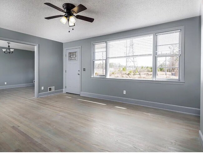 Building Photo - Cute Updated West Columbia HOME