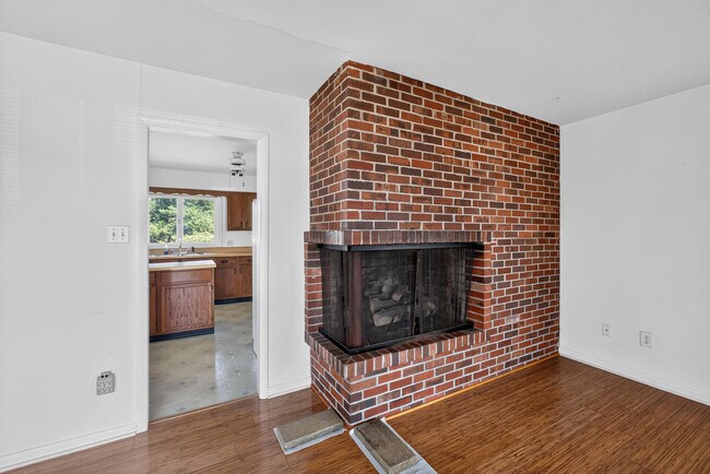 Building Photo - 2205 Country Club Dr