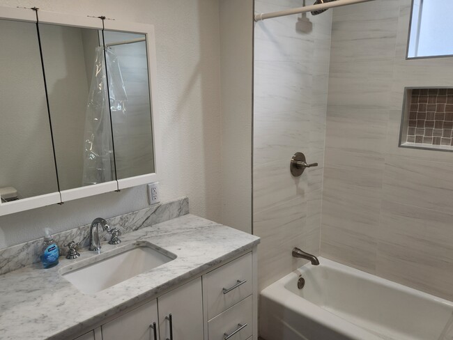 Main bathroom - 13522 Castana Ave