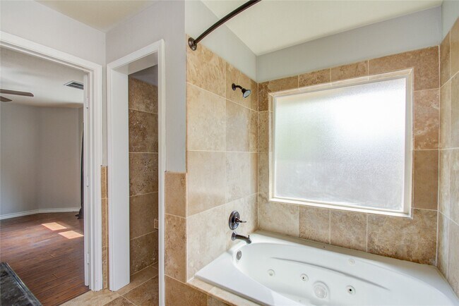 Building Photo - 2306 Pine Cone Dr