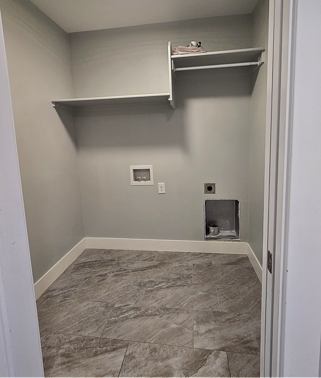 Building Photo - Gorgeous 6 Bedroom, 3 Bathroom Home in Mountain Bend in Ammon - By Real Property Management