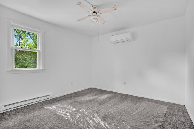 Building Photo - Charming 3 Bedroom, 1.5 Bath Townhome in Elizabethtown!