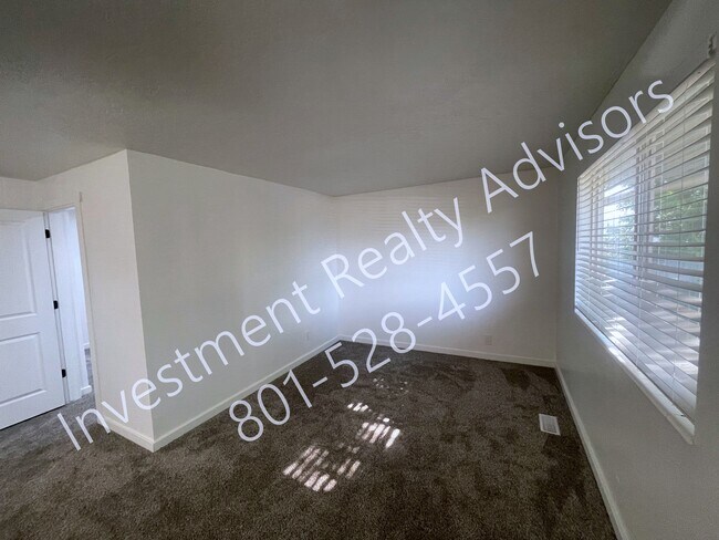 Building Photo - Renovated Unit in Murray!