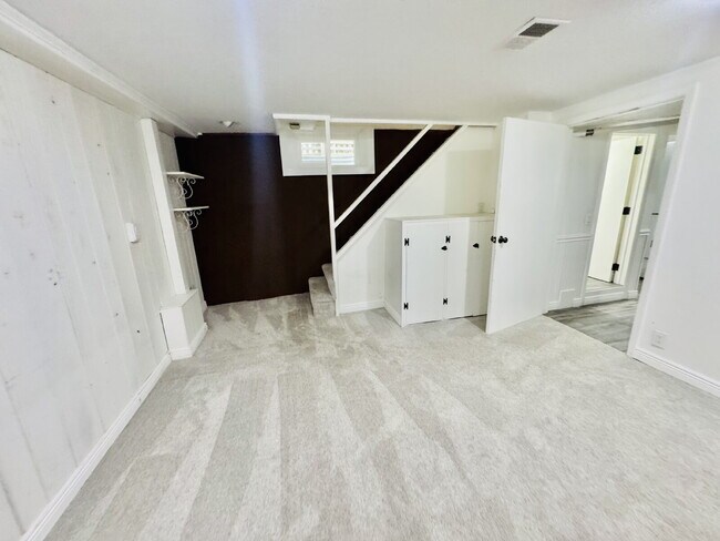 Building Photo - Charming 3-Bedroom Oasis with Elegant Touches & Finished Basement on Washburn Ave!