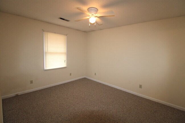 Building Photo - 60 Crowndale Ct