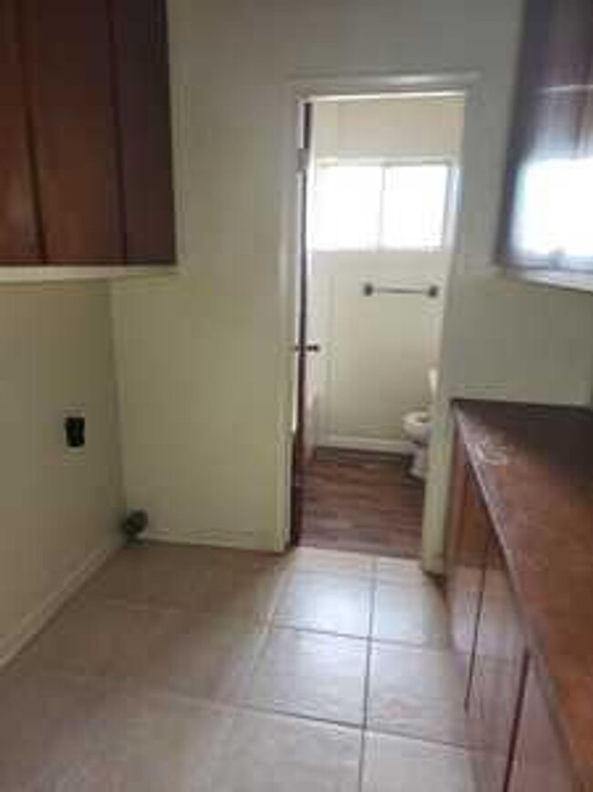 Building Photo - 2 bedroom, 2 baths, 1 car garge House