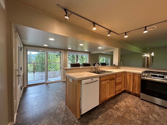 Building Photo - Stunning Views! Secluded 2 Bed, 1 Bath Gem!