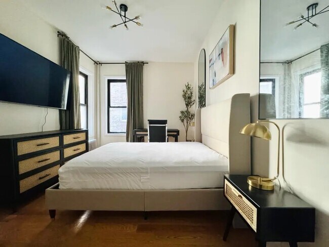 Building Photo - Furnished room/NOT APARTMENT