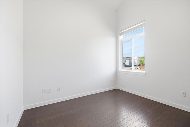 Building Photo - 814 N Bluff Dr