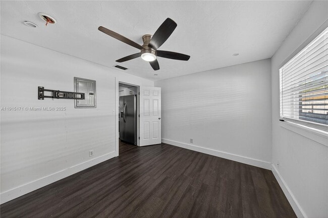 Building Photo - 924 NE 17th Terrace