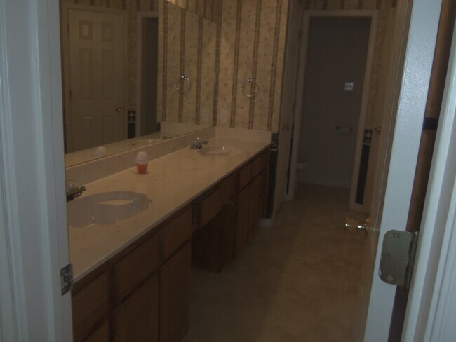 Building Photo - 4201 Windwood Dr