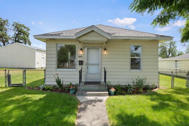 Building Photo - "Charming Spokane Retreat: Cozy 2-Bedroom ...