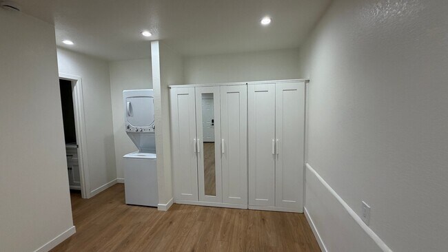 Building Photo - 1527 Calavo Rd
