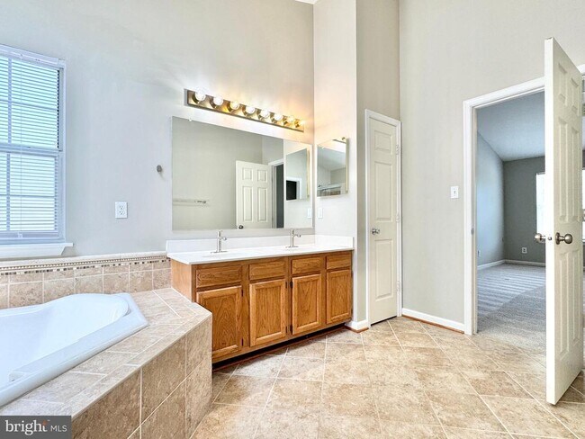 Building Photo - 16 Westchester Ct