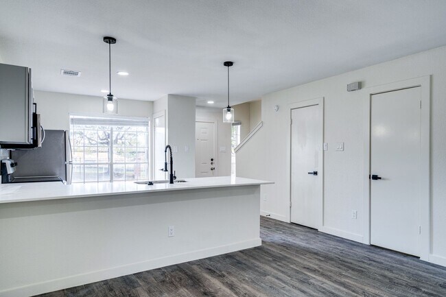 Building Photo - RIVER CROSSING ATX - 2BD/2.5BA - TOWNHOUSE - NEAR DOWNTOWN - NEW INTERIOR - $1495