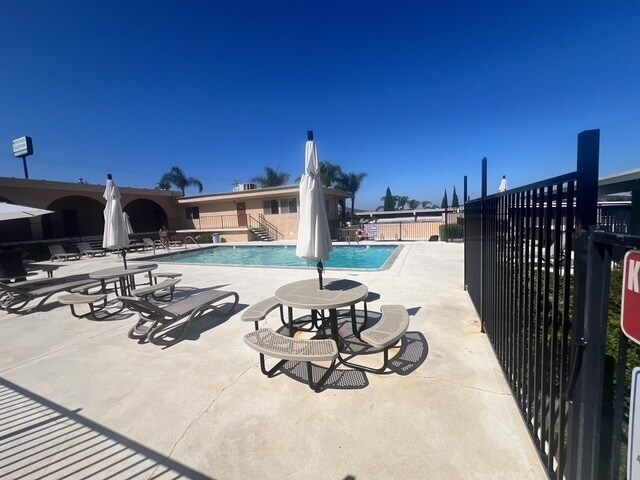 Building Photo - 500 Rancheros Dr