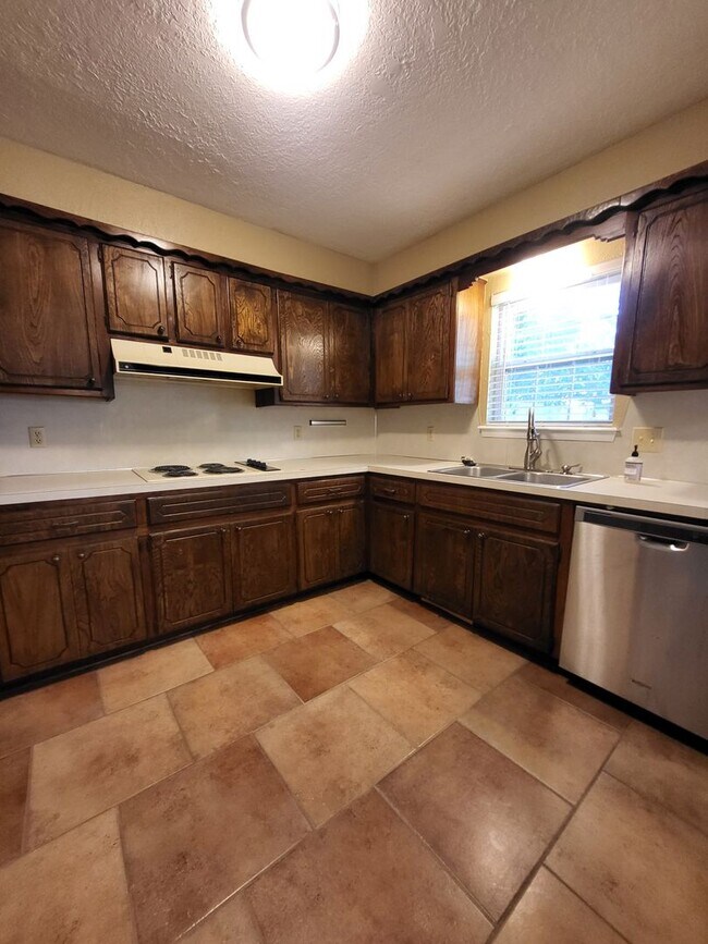 Building Photo - (4) Bed/(2) Bath + (2) Living Areas Avail ...