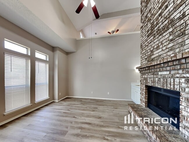 Building Photo - 916 Simon Dr