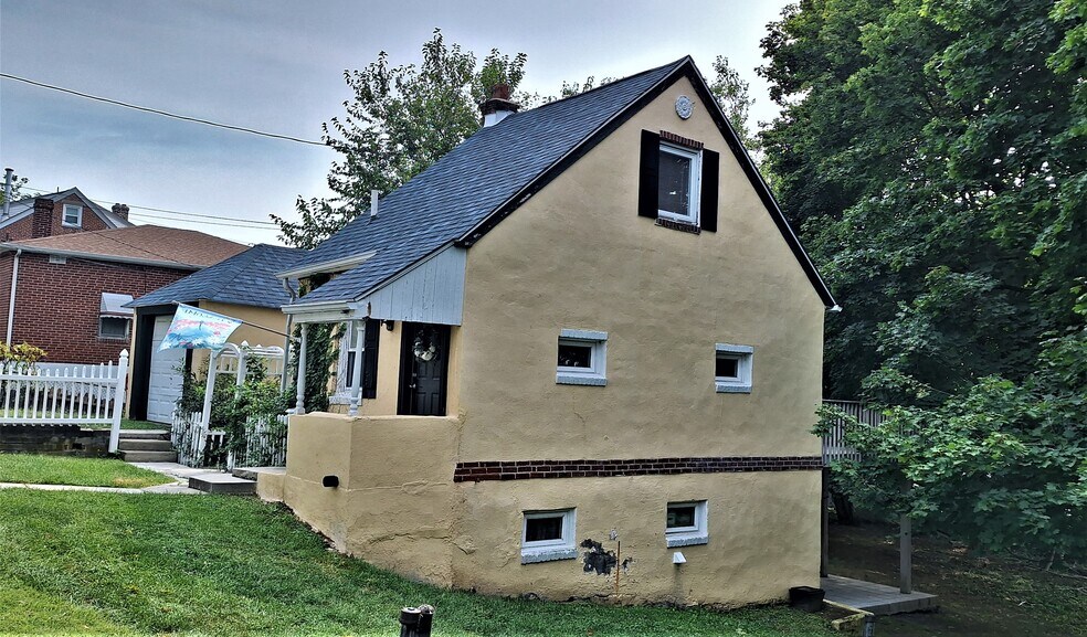 Building Photo - 20 Elm Ave