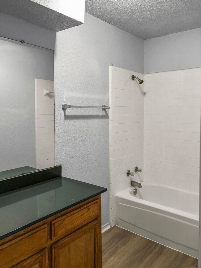 Building Photo - 821 N Mesquite St