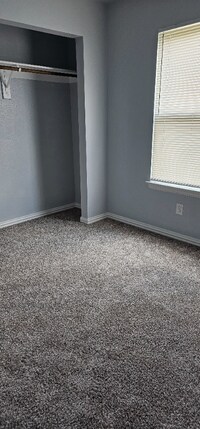 Building Photo - 419 E Day St