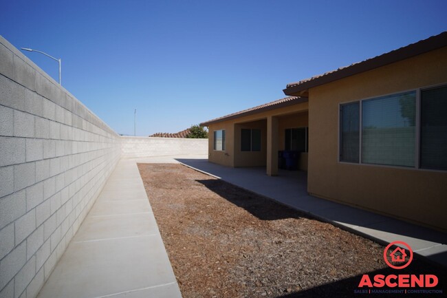 Building Photo - Glamourous Home Located off of Snow and Ca...