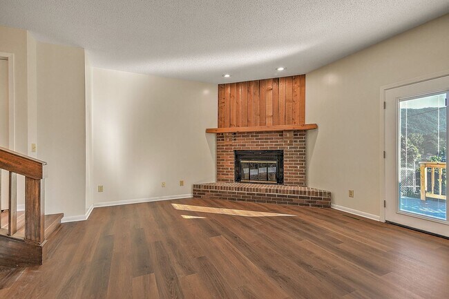 Building Photo - 501 Manor Dr