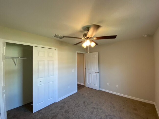 Building Photo - Custom Home - Desirable SE Ocala Neighborhood 3/2/2 **Won't Last**