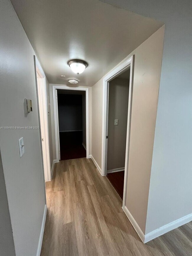 Building Photo - 1470 NE 123rd St