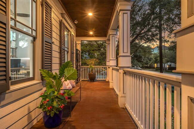 Building Photo - 340 W 17th St