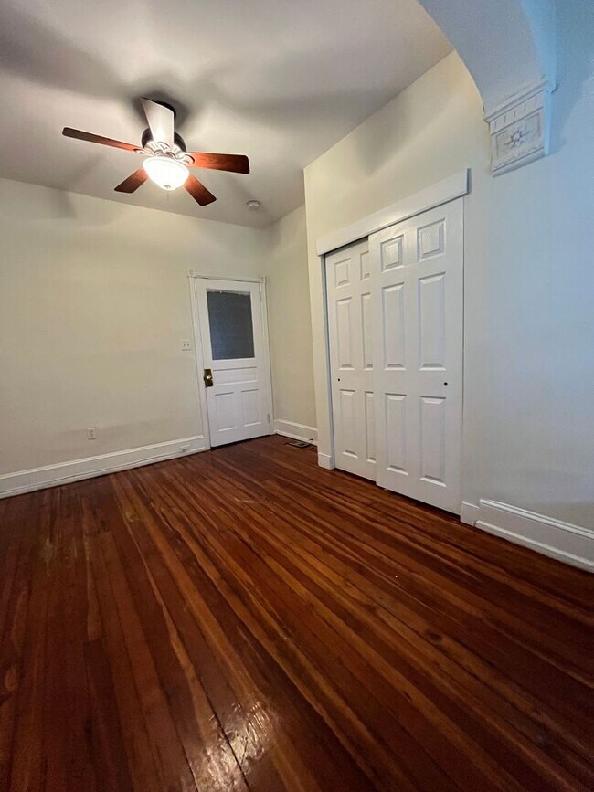 Building Photo - ???Spacious 4 Bedroom 1.5 Bath house locat...