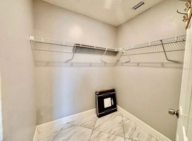 Building Photo - 4-Bedroom / 2-Bathroom Home in Palm Coast